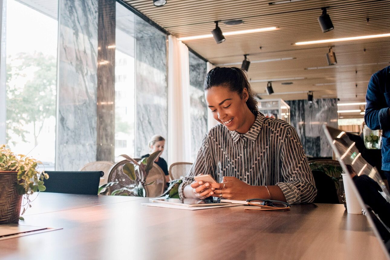 Women on her phone in a cafe