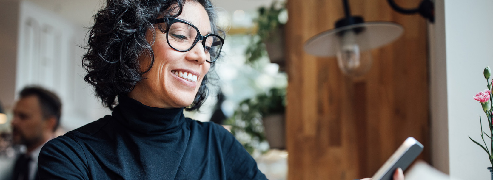 Women looking at her phone in a cafe