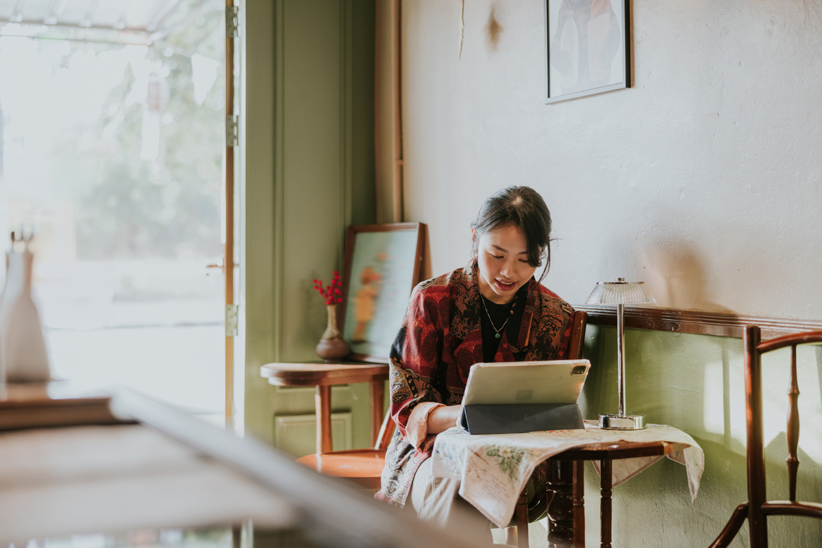 Young women on her tablet in a cafe